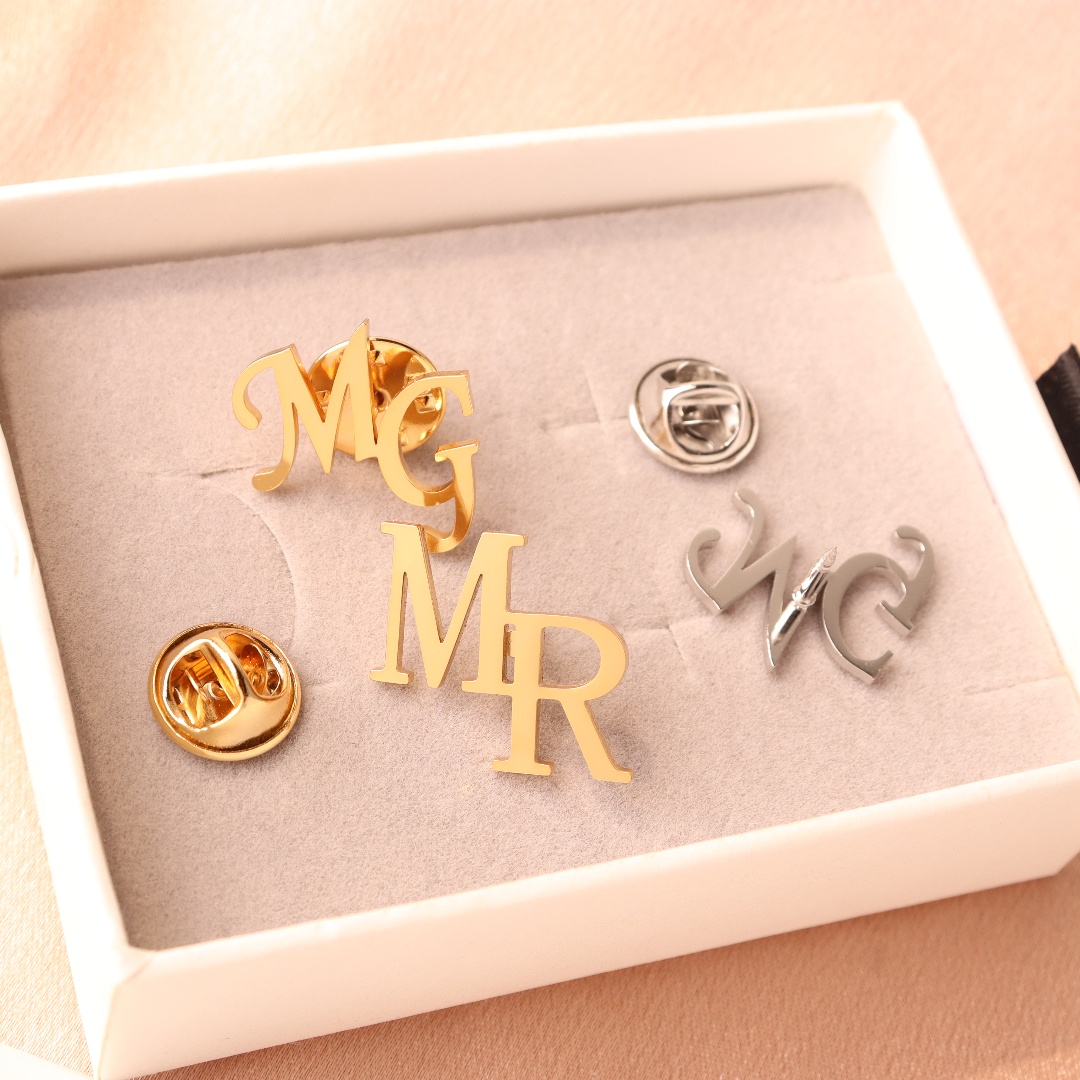 Broche personnalisée avec init - Men Grooming Outfit avis et prix